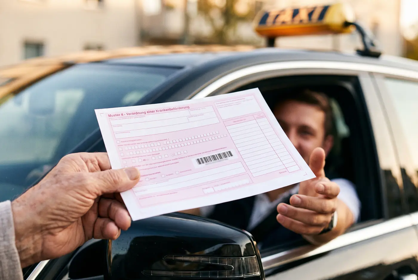 Muster-4-Verordnung einer Krankenbeförderung wird am Taxi übergeben – Grundlage für die direkte Kassenabrechnung der Krankenfahrt in Tübingen