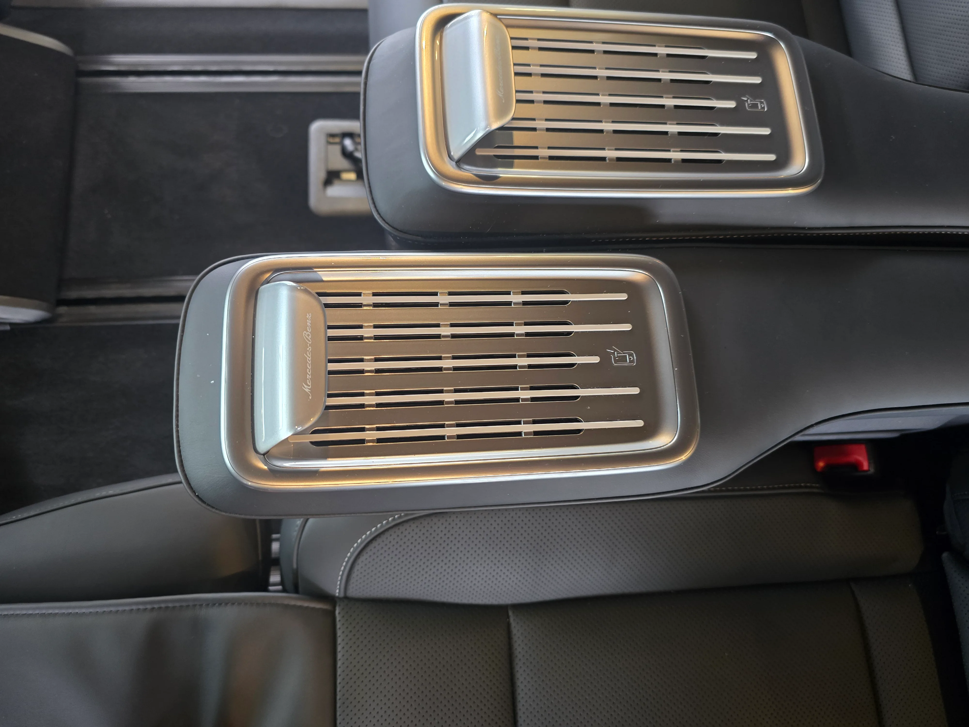 Business-Interieur der Mercedes V-Klasse mit Klapptischen für Veranstalter und VIP-Gäste